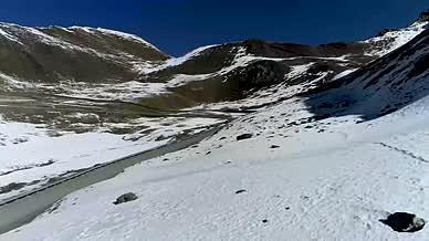 高原雪山山峰山脊雪景自然风光航拍4K视频的预览图